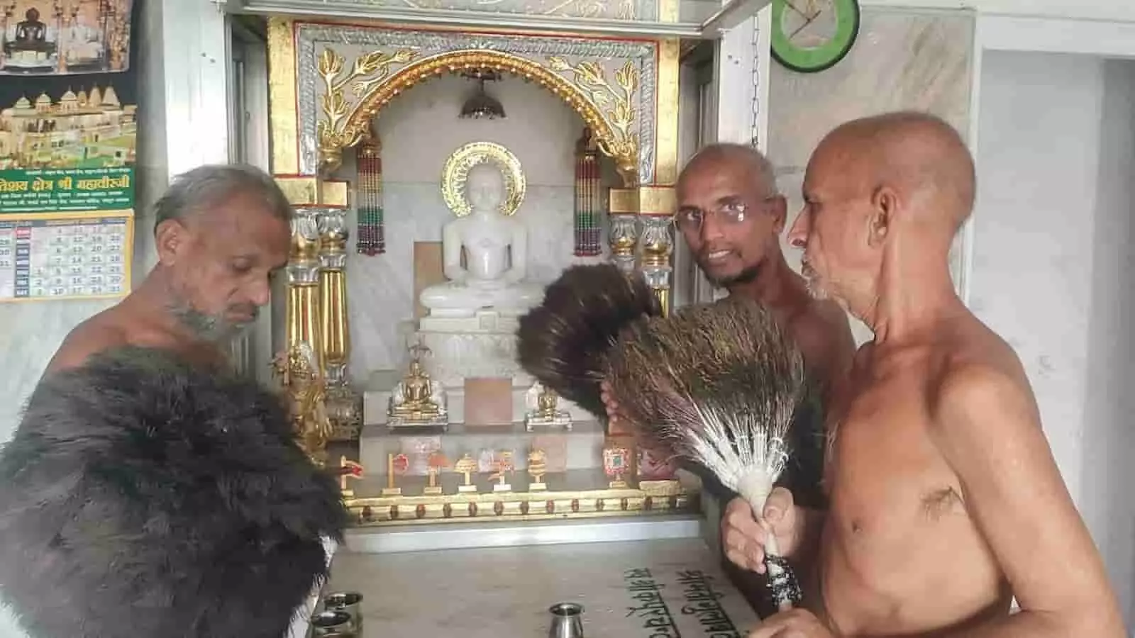 पिपलाई के दिगम्बर जैन मंदिर में भगवान की वेदी के पास दर्शन करते दिगम्बर जैन मुनि। पिपलाई के दिगम्बर जैन मंदिर में भगवान की वेदी के पास दर्शन करते दिगम्बर जैन मुनि।