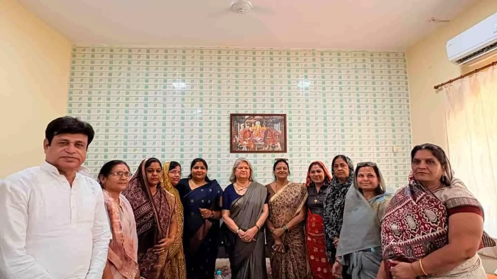 सवाई माधोपुर में प्रेस वार्ता के दौरान मेज के पीछे खड़े कांग्रेस नेता और महिला कार्यकर्ता। सवाई माधोपुर में प्रेस वार्ता के दौरान मेज के पीछे खड़े कांग्रेस नेता और महिला कार्यकर्ता।