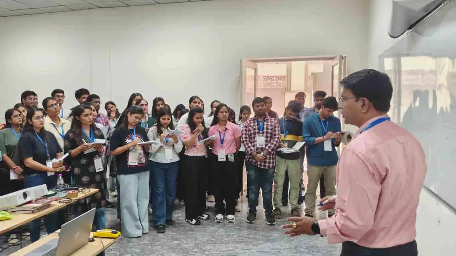 राजस्थान केन्द्रीय विश्वविद्यालय की प्रयोगशाला में विशेषज्ञ के समक्ष इलेक्ट्रोकेमिस्ट्री का व्यावहारिक प्रशिक्षण लेते विद्यार्थी। राजस्थान केन्द्रीय विश्वविद्यालय की प्रयोगशाला में विशेषज्ञ के समक्ष इलेक्ट्रोकेमिस्ट्री का व्यावहारिक प्रशिक्षण लेते विद्यार्थी।