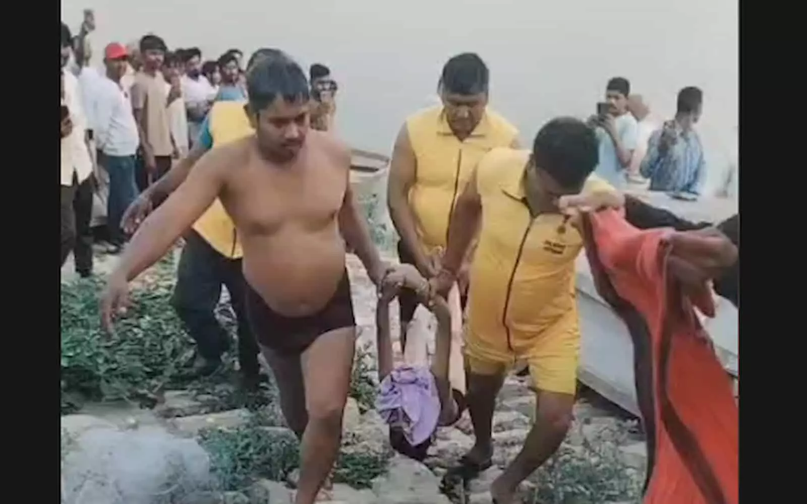 गंभीरी डेम निम्बाहेड़ा में बचाव दल के सदस्य रेस्क्यू ऑपरेशन के बाद शव को बाहर ले जाते हुए।