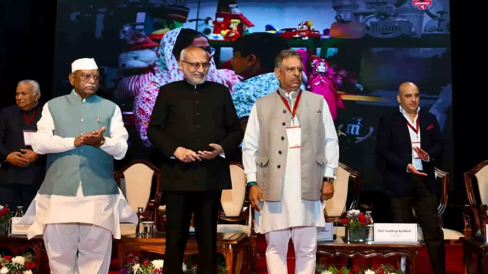 जयपुर में आयोजित कैंसर जागरूकता कार्यक्रम के मंच पर उपराष्ट्रपति सीपी राधाकृष्णन और राज्यपाल हरिभाऊ बागडे उपस्थित हैं। जयपुर में आयोजित कैंसर जागरूकता कार्यक्रम के मंच पर उपराष्ट्रपति सीपी राधाकृष्णन और राज्यपाल हरिभाऊ बागडे उपस्थित हैं।