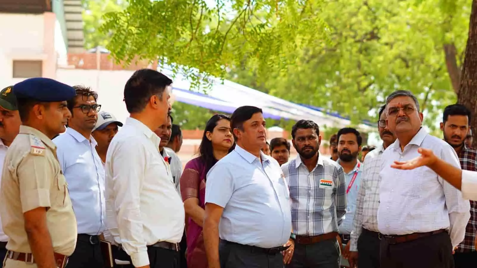 आबू रोड रेलवे स्टेशन पर निरीक्षण करते उत्तर पश्चिम रेलवे के महाप्रबंधक अमिताभ और अन्य रेल अधिकारी। आबू रोड रेलवे स्टेशन पर निरीक्षण करते उत्तर पश्चिम रेलवे के महाप्रबंधक अमिताभ और अन्य रेल अधिकारी।