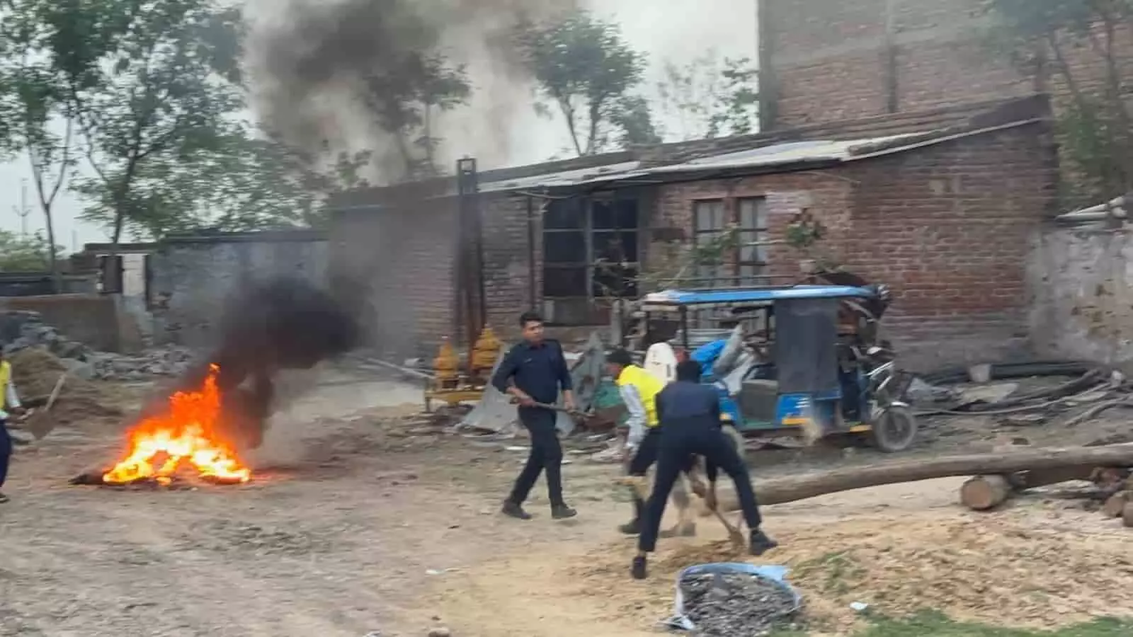 डीग के रीको औद्योगिक क्षेत्र में मॉक ड्रिल के दौरान आग बुझाते पुलिस और प्रशासन के कर्मचारी। डीग के रीको औद्योगिक क्षेत्र में मॉक ड्रिल के दौरान आग बुझाते पुलिस और प्रशासन के कर्मचारी।