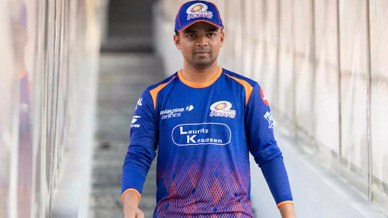 मुंबई इंडियंस की जर्सी और कैप पहने हुए दानिश मालवेयर अभ्यास सत्र के दौरान चलते हुए। मुंबई इंडियंस की जर्सी और कैप पहने हुए दानिश मालवेयर अभ्यास सत्र के दौरान चलते हुए।