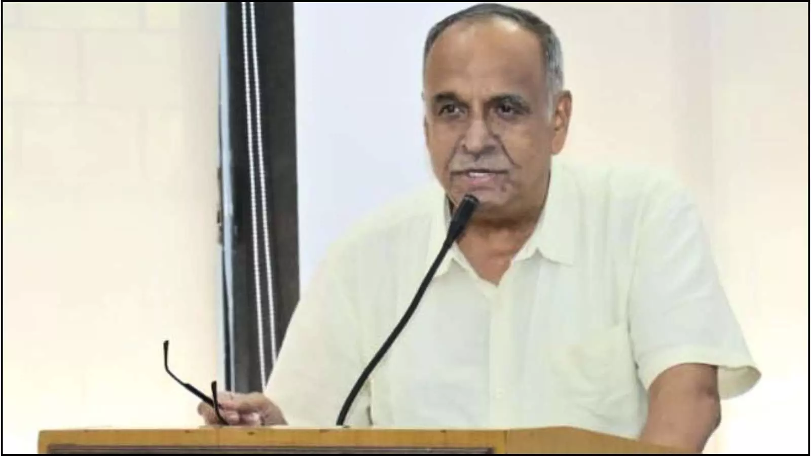 पोडियमवर उभे राहून भाषणाद्वारे मार्गदर्शन करताना ज्येष्ठ संपादक डॉ. सुकृत खांडेकर मुंबई विद्यापीठाच्या कार्यक्रमात.