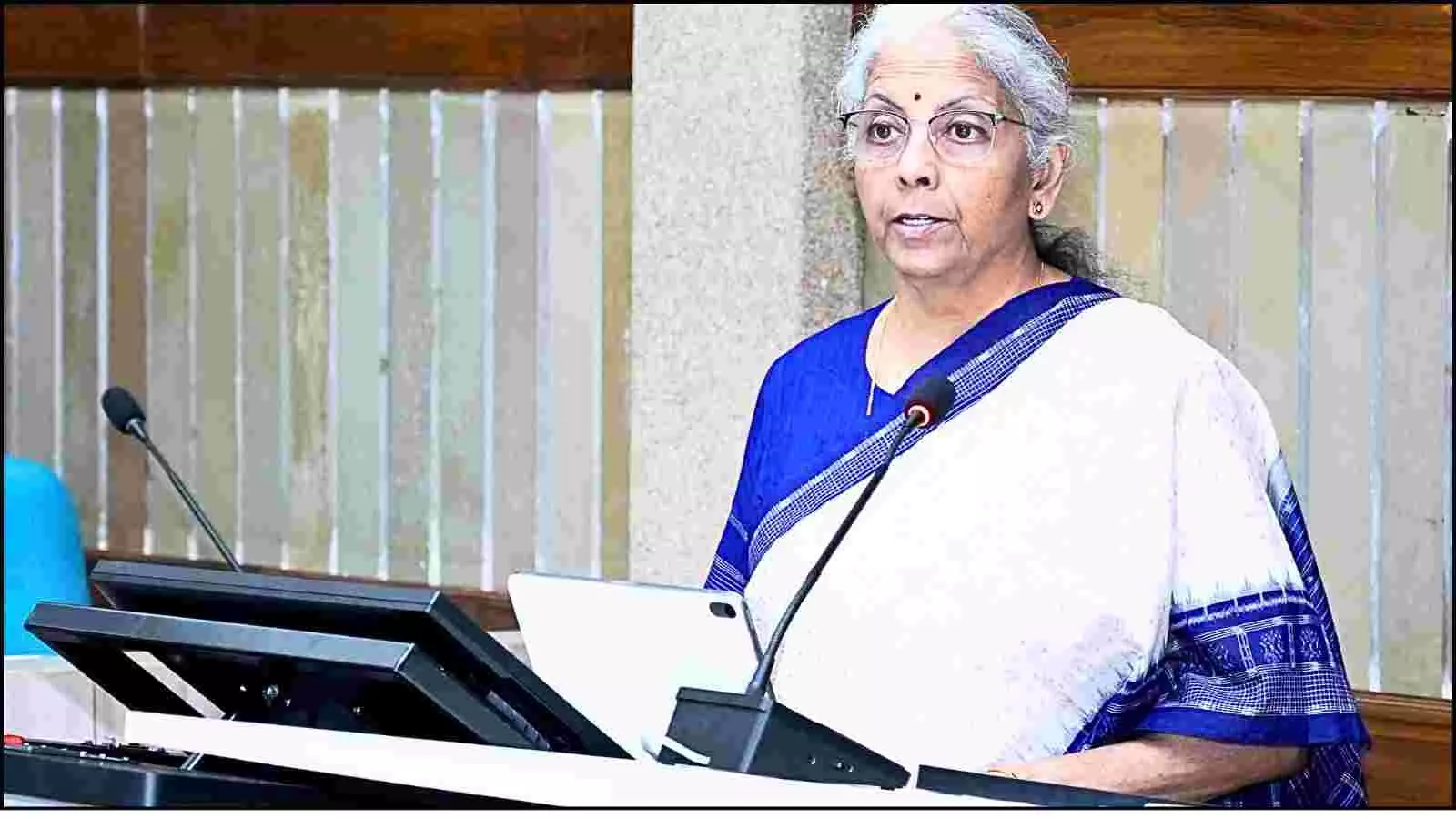 पोडियम पर खड़ीं वित्त मंत्री निर्मला सीतारमण नई दिल्ली में सेबी कार्यक्रम के दौरान भाषण दे रही हैं। पोडियम पर खड़ीं वित्त मंत्री निर्मला सीतारमण नई दिल्ली में सेबी कार्यक्रम के दौरान भाषण दे रही हैं।