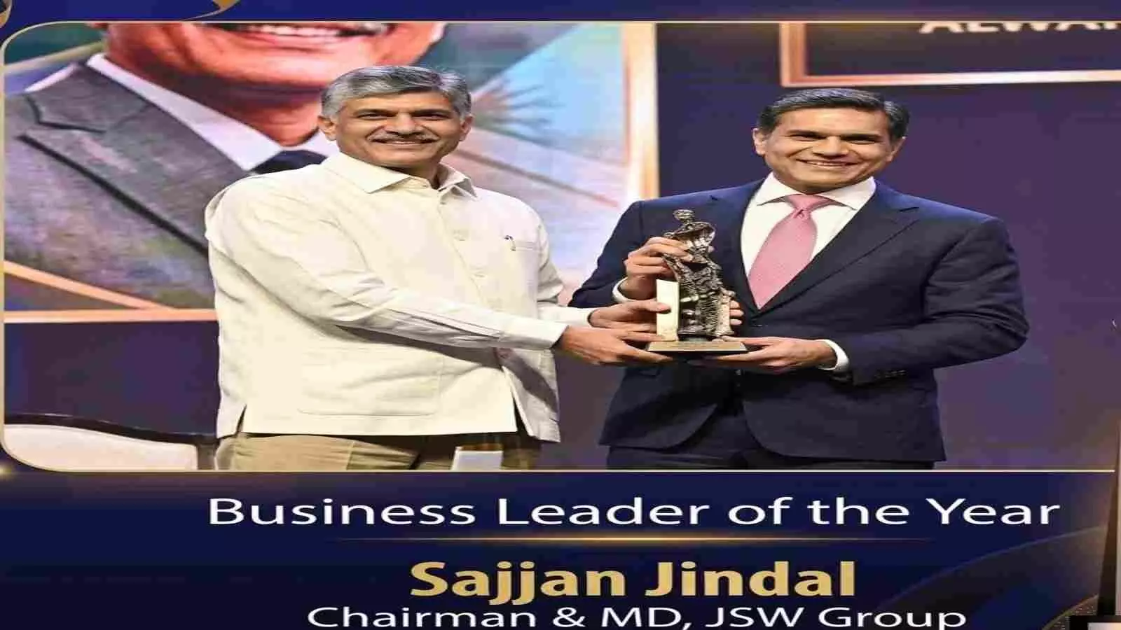 मंच पर खड़े होकर सज्जन जिंदल बिजनेस लीडर ऑफ द ईयर का पुरस्कार ले रहे हैं। मंच पर खड़े होकर सज्जन जिंदल बिजनेस लीडर ऑफ द ईयर का पुरस्कार ले रहे हैं।