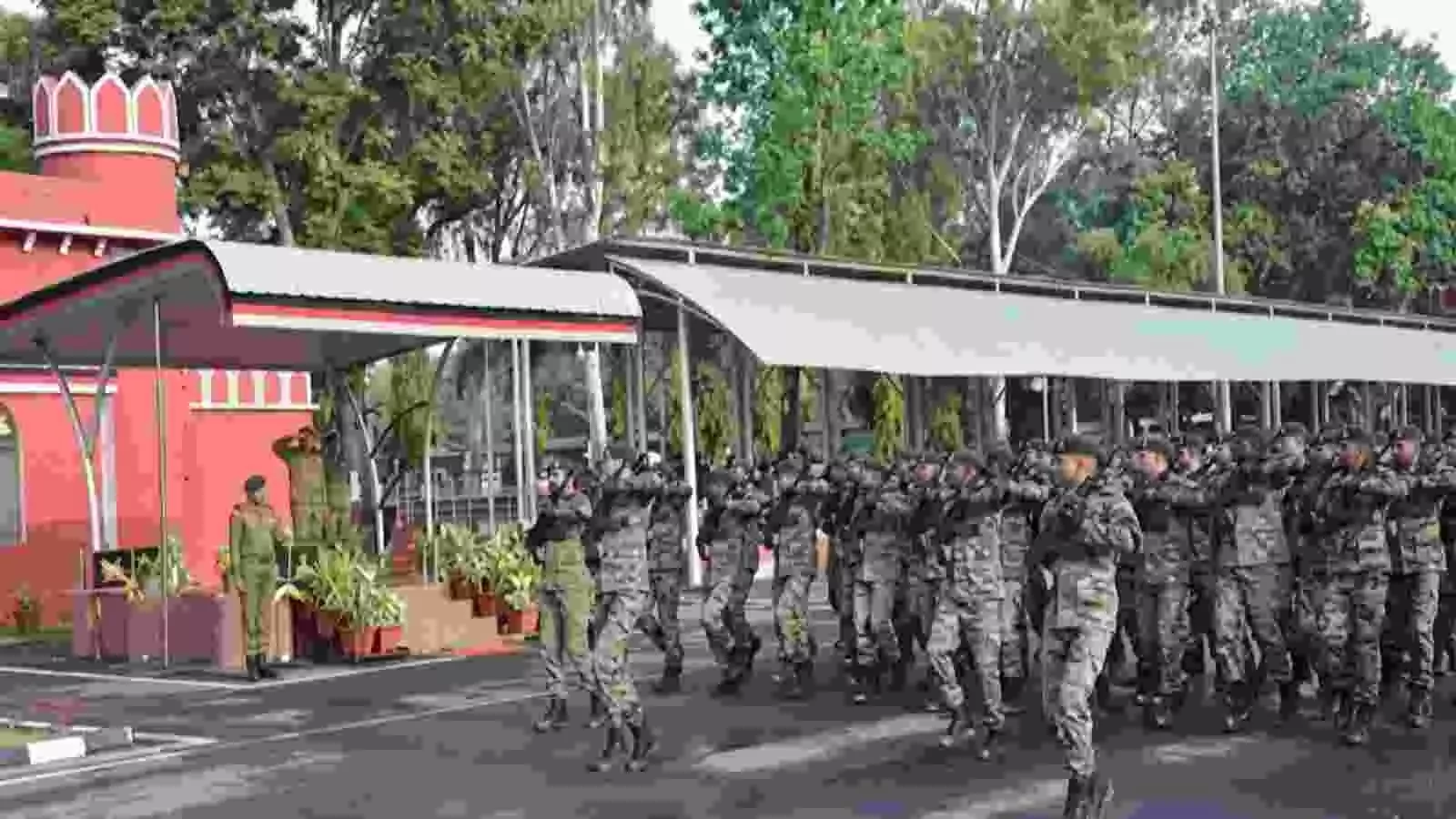 वर्दी पहने हुए सैनिक बेलगावी में परेड ग्राउंड पर मार्च पास्ट करते हुए दिखाई दे रहे हैं। वर्दी पहने हुए सैनिक बेलगावी में परेड ग्राउंड पर मार्च पास्ट करते हुए दिखाई दे रहे हैं।