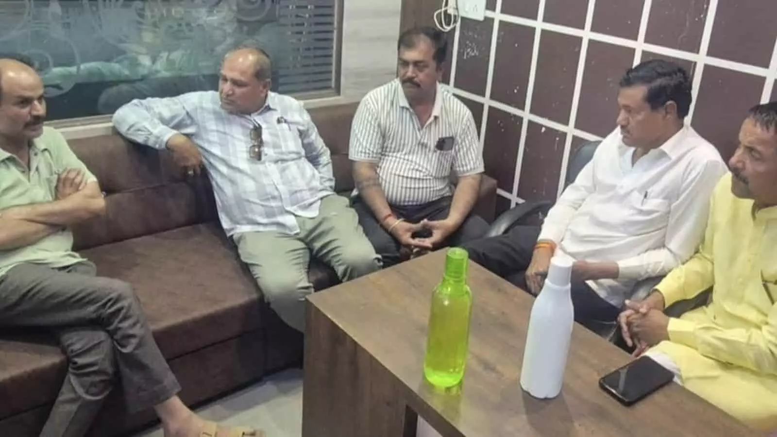 बारां में पीड़ित व्यापारी सतीश गौड़ से मुलाकात करते भाजपा विधायक राधेश्याम बैरवा और पार्टी पदाधिकारी। बारां में पीड़ित व्यापारी सतीश गौड़ से मुलाकात करते भाजपा विधायक राधेश्याम बैरवा और पार्टी पदाधिकारी।