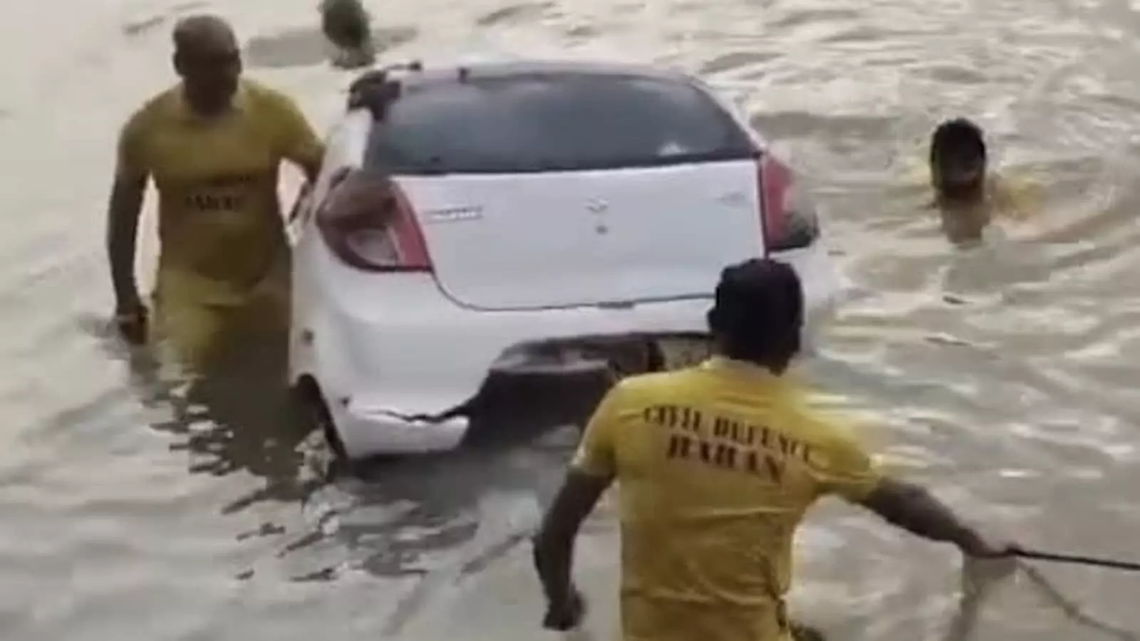 पार्वती नदी के पानी में डूबी कार को रस्सी से खींचते सिविल डिफेंस बारां के जवान। पार्वती नदी के पानी में डूबी कार को रस्सी से खींचते सिविल डिफेंस बारां के जवान।