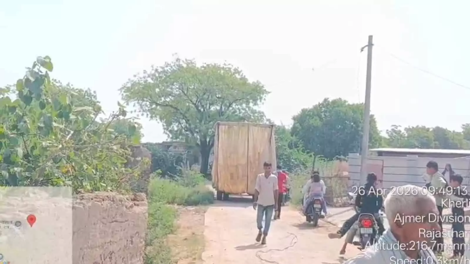 सहादत नगर के पास सड़क पर बिजली लाइन टूटने के बाद खड़े लोग और ट्रैक्टर ट्रॉली। सहादत नगर के पास सड़क पर बिजली लाइन टूटने के बाद खड़े लोग और ट्रैक्टर ट्रॉली।