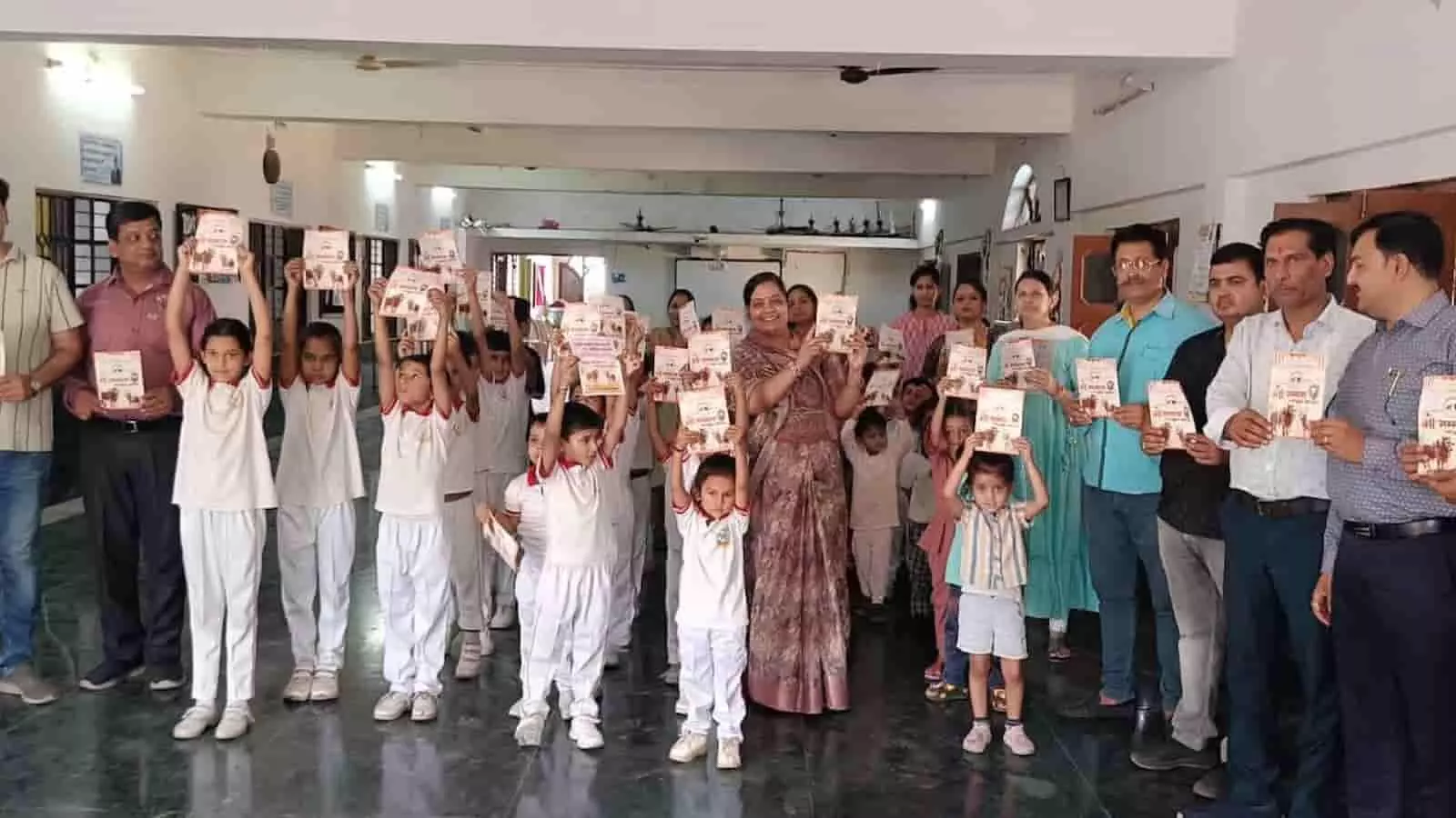फतहनगर के स्कूल में गौ संरक्षण जागरूकता पत्रक हाथ में लिए विद्यार्थी और शिक्षक समूह में खड़े हैं। फतहनगर के स्कूल में गौ संरक्षण जागरूकता पत्रक हाथ में लिए विद्यार्थी और शिक्षक समूह में खड़े हैं।