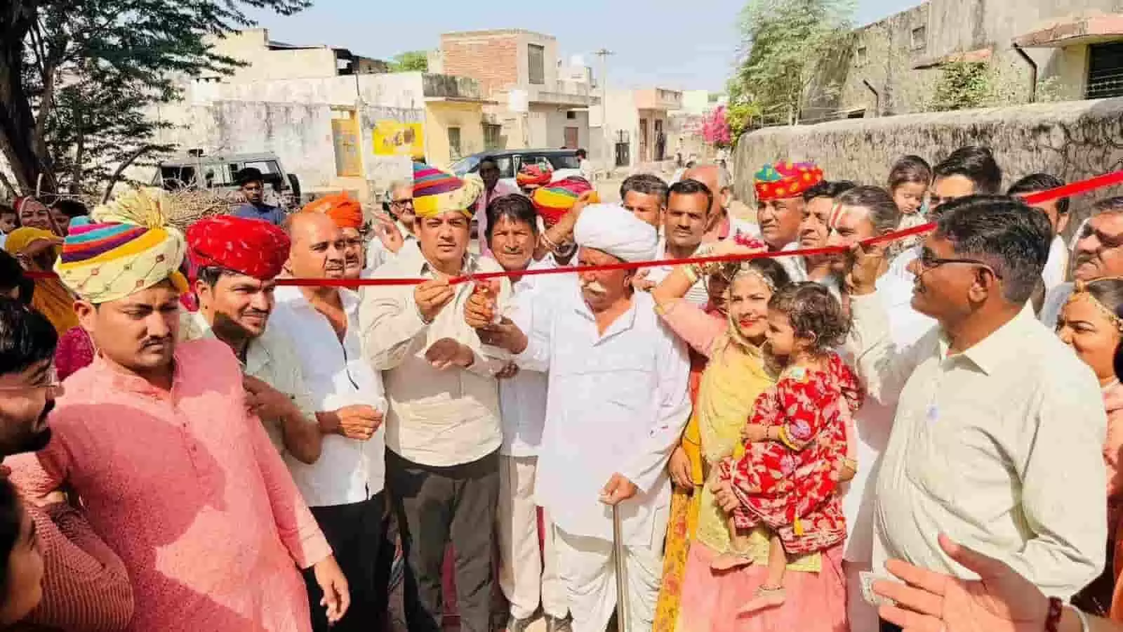 जैतारण के देवरिया में कैबिनेट मंत्री अविनाश गहलोत फीता काटकर श्री नंदाबाबा द्वार का लोकार्पण कर रहे हैं। जैतारण के देवरिया में कैबिनेट मंत्री अविनाश गहलोत फीता काटकर श्री नंदाबाबा द्वार का लोकार्पण कर रहे हैं।