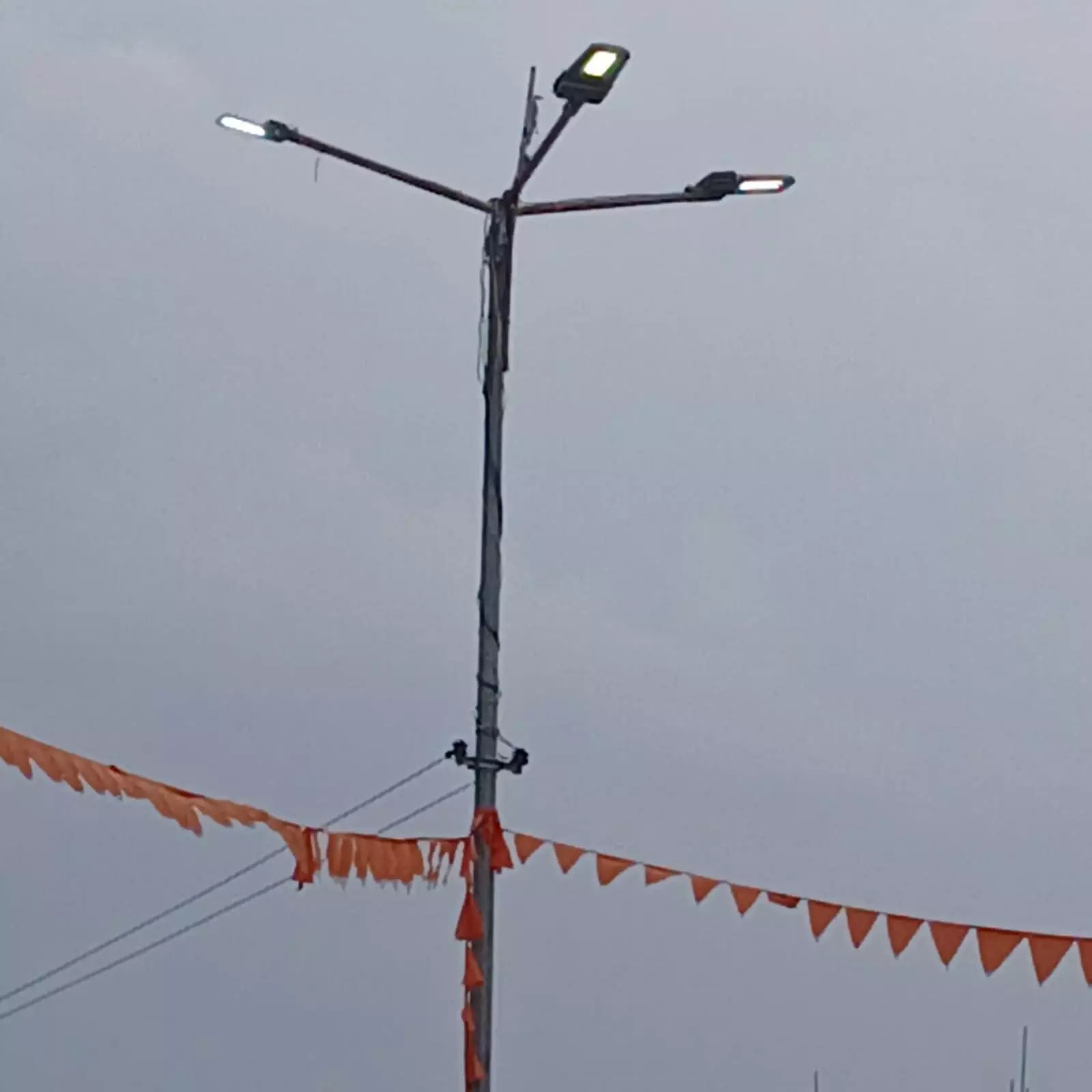 फतहनगर राजस्थान में दिन के समय जलती हुई स्ट्रीट लाइट और बिजली के खंभे का दृश्य। फतहनगर राजस्थान में दिन के समय जलती हुई स्ट्रीट लाइट और बिजली के खंभे का दृश्य।