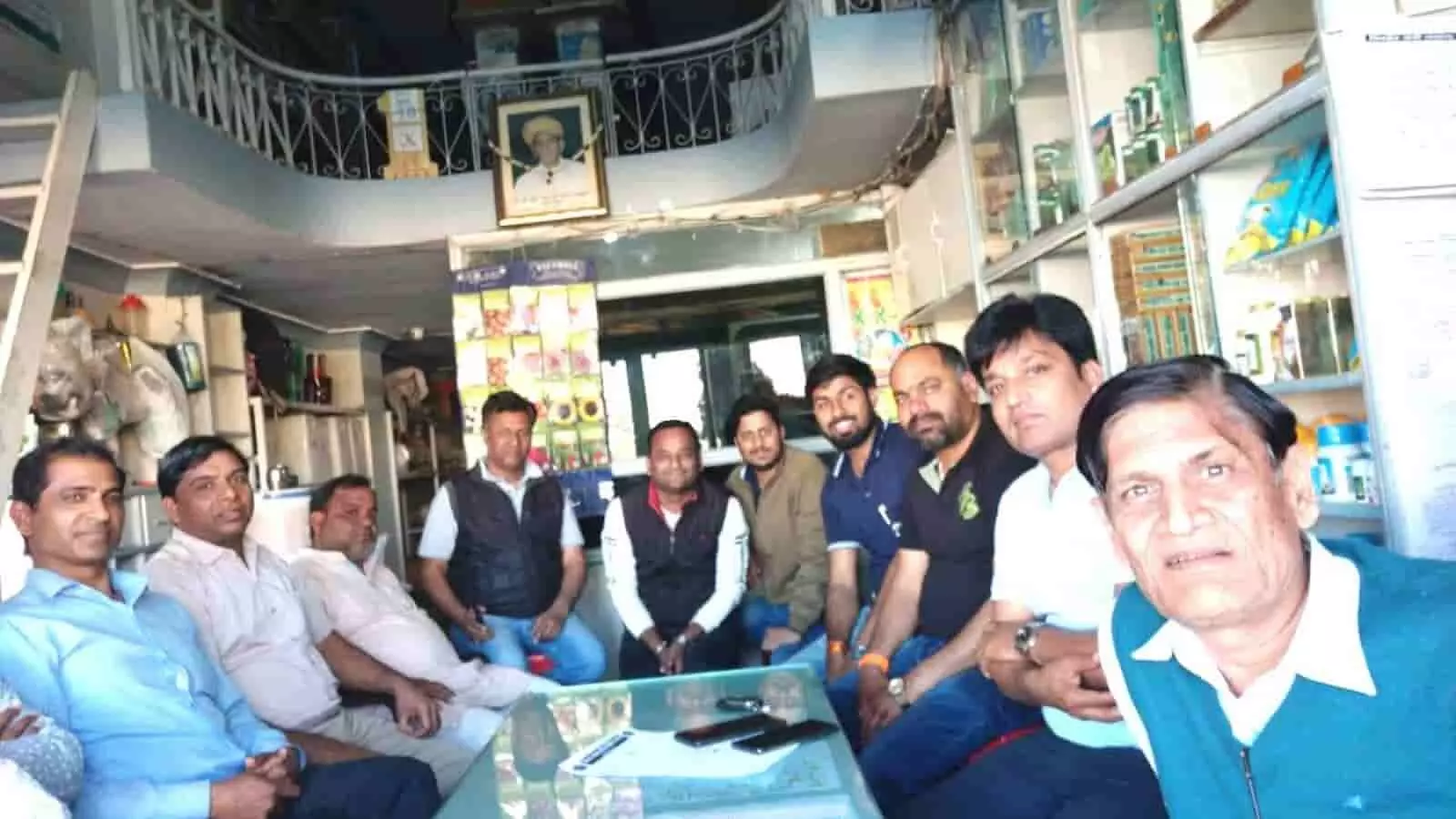भीलवाड़ा में खाद-बीज विक्रेता संघ के पदाधिकारी व्यापारिक समस्याओं और हड़ताल पर चर्चा करते हुए। भीलवाड़ा में खाद-बीज विक्रेता संघ के पदाधिकारी व्यापारिक समस्याओं और हड़ताल पर चर्चा करते हुए।