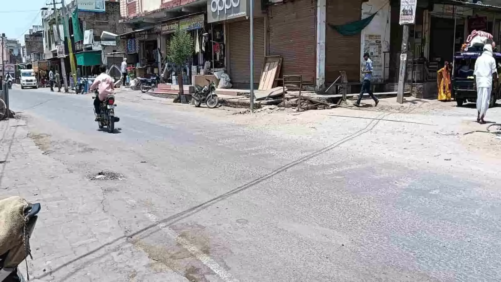 धरियावद की मुख्य सड़क पर भीषण गर्मी और लू के बीच आवाजाही करते वाहन और राहगीर। धरियावद की मुख्य सड़क पर भीषण गर्मी और लू के बीच आवाजाही करते वाहन और राहगीर।