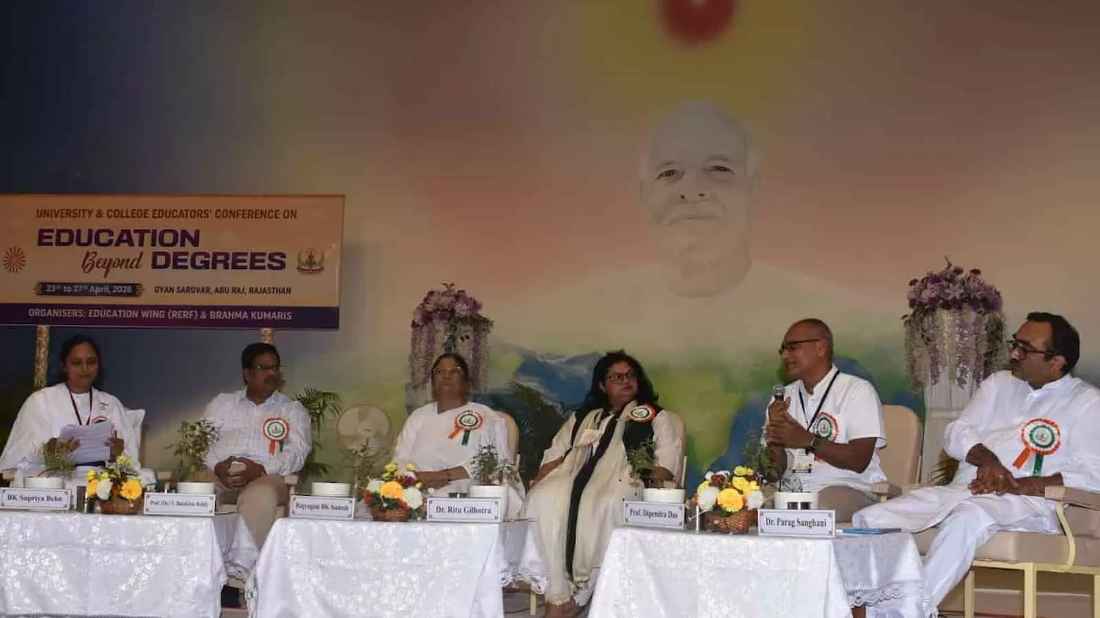 सेमीनार के मंच पर मंचासीन अतिथि और शिक्षाविद माउंट आबू में मूल्यपरक शिक्षा के महत्व पर चर्चा करते हुए। सेमीनार के मंच पर मंचासीन अतिथि और शिक्षाविद माउंट आबू में मूल्यपरक शिक्षा के महत्व पर चर्चा करते हुए।