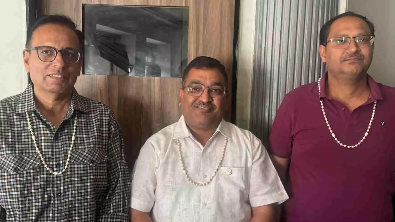 लायंस क्लब माउंट आबू की नई कार्यकारिणी घोषणा के दौरान खड़े नवनियुक्त अध्यक्ष अजय बंसल और अन्य सदस्य। लायंस क्लब माउंट आबू की नई कार्यकारिणी घोषणा के दौरान खड़े नवनियुक्त अध्यक्ष अजय बंसल और अन्य सदस्य।