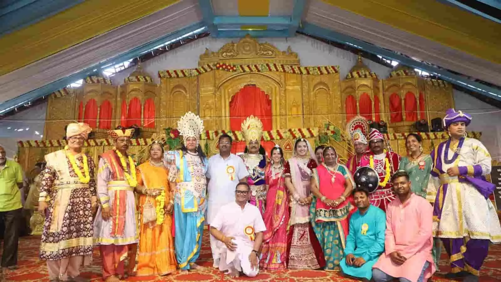पड़ासली के नाकोड़ा धाम में अंजनशलाका महोत्सव के दौरान पार्श्व पूजन कार्यक्रम में कलाकारों का सामूहिक समूह चित्र। पड़ासली के नाकोड़ा धाम में अंजनशलाका महोत्सव के दौरान पार्श्व पूजन कार्यक्रम में कलाकारों का सामूहिक समूह चित्र।