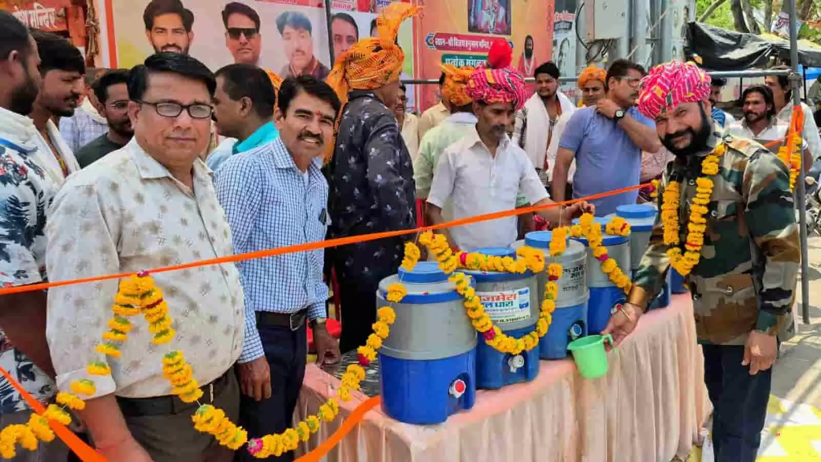 सुल्तानपुर में प्याऊ के उद्घाटन समारोह के दौरान उपस्थित लोग और सजे हुए शीतल जल के पात्र। सुल्तानपुर में प्याऊ के उद्घाटन समारोह के दौरान उपस्थित लोग और सजे हुए शीतल जल के पात्र।