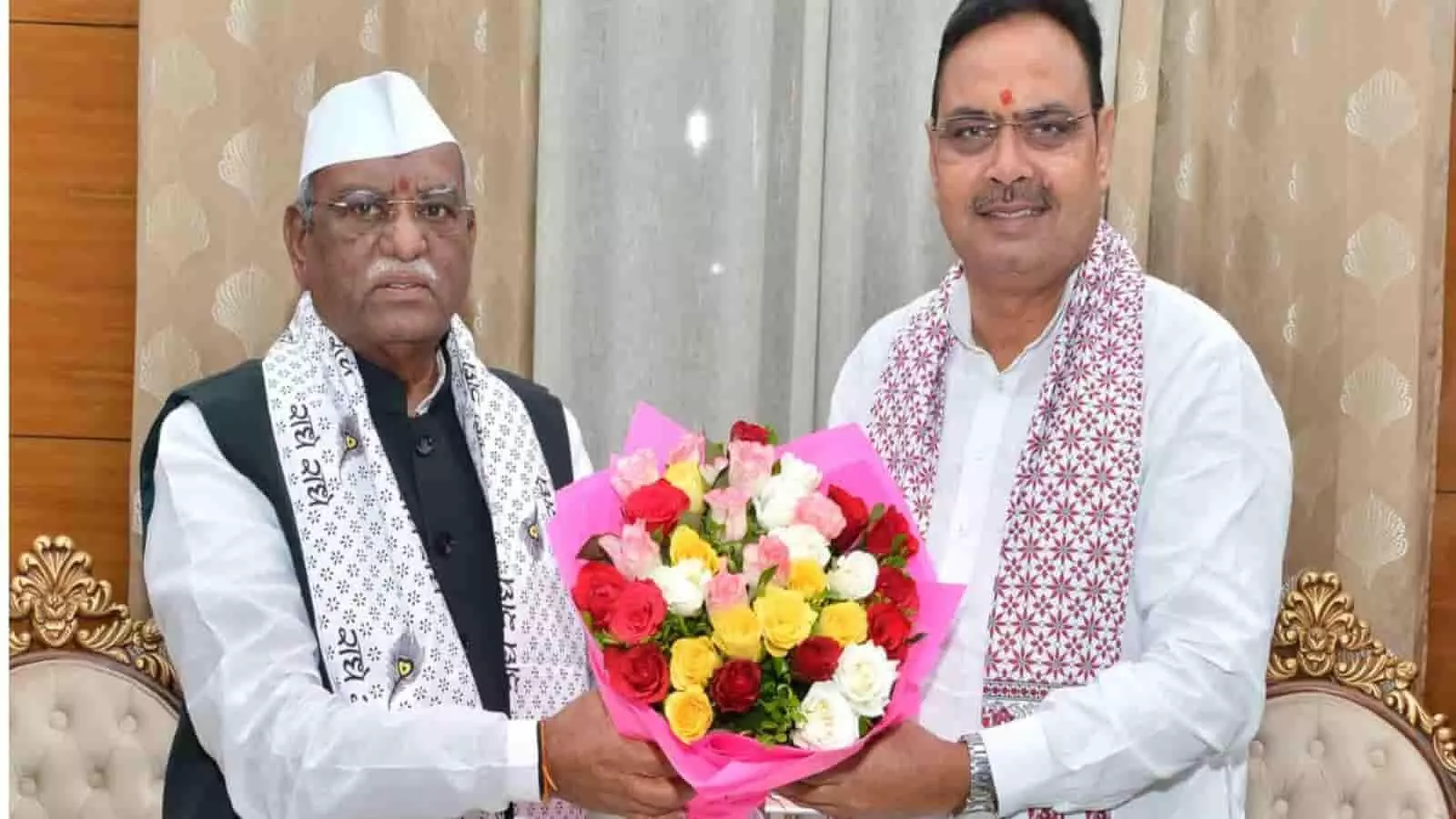 मुख्यमंत्री भजन लाल शर्मा लोकभवन में राज्यपाल हरिभाऊ बागडे को फूलों का गुलदस्ता भेंट करते हुए। मुख्यमंत्री भजन लाल शर्मा लोकभवन में राज्यपाल हरिभाऊ बागडे को फूलों का गुलदस्ता भेंट करते हुए।