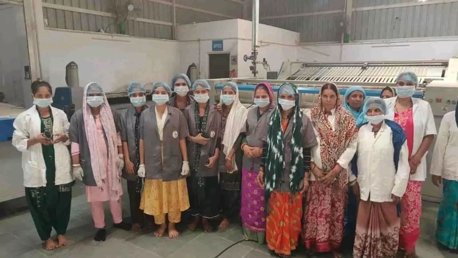 करतारपुरा स्थित रेलवे मशीनीकृत लॉन्ड्री में सुरक्षा उपकरणों के साथ खड़ी महिला कर्मचारी समूह की तस्वीर। करतारपुरा स्थित रेलवे मशीनीकृत लॉन्ड्री में सुरक्षा उपकरणों के साथ खड़ी महिला कर्मचारी समूह की तस्वीर।