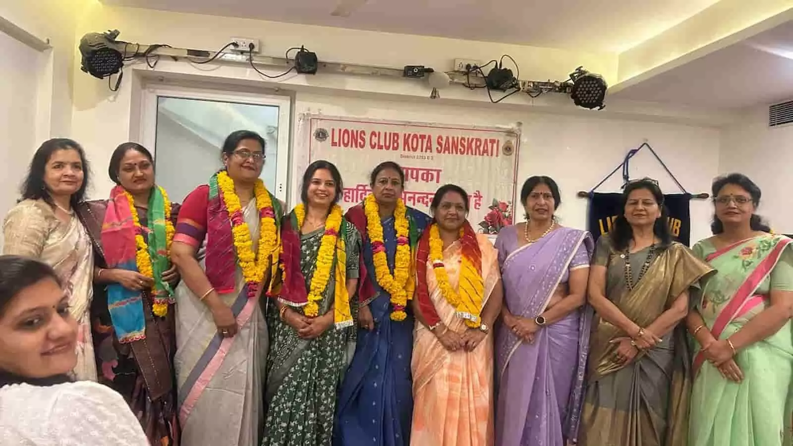 लायंस क्लब कोटा संस्कृति की नई कार्यकारिणी के पदाधिकारी कोटा में शपथ ग्रहण समारोह के दौरान ग्रुप फोटो खिंचवाते हुए। लायंस क्लब कोटा संस्कृति की नई कार्यकारिणी के पदाधिकारी कोटा में शपथ ग्रहण समारोह के दौरान ग्रुप फोटो खिंचवाते हुए।