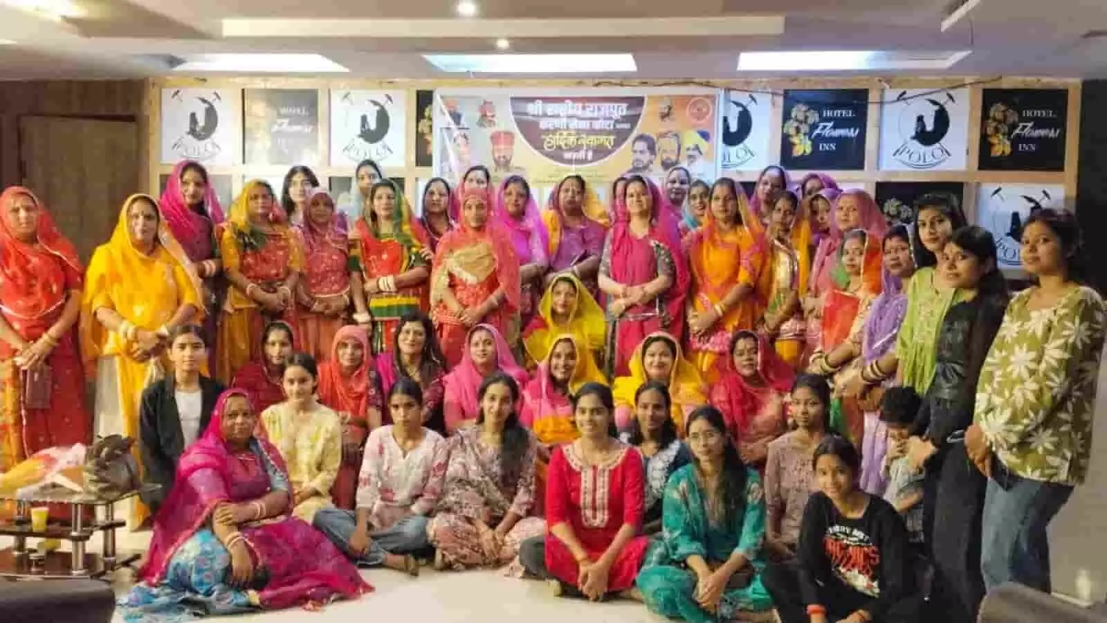 कोटा में श्री राष्ट्रीय राजपूत करणी सेना के कार्यक्रम में घूंघट प्रथा त्यागने का संकल्प लेती राजपूत महिलाएं। कोटा में श्री राष्ट्रीय राजपूत करणी सेना के कार्यक्रम में घूंघट प्रथा त्यागने का संकल्प लेती राजपूत महिलाएं।