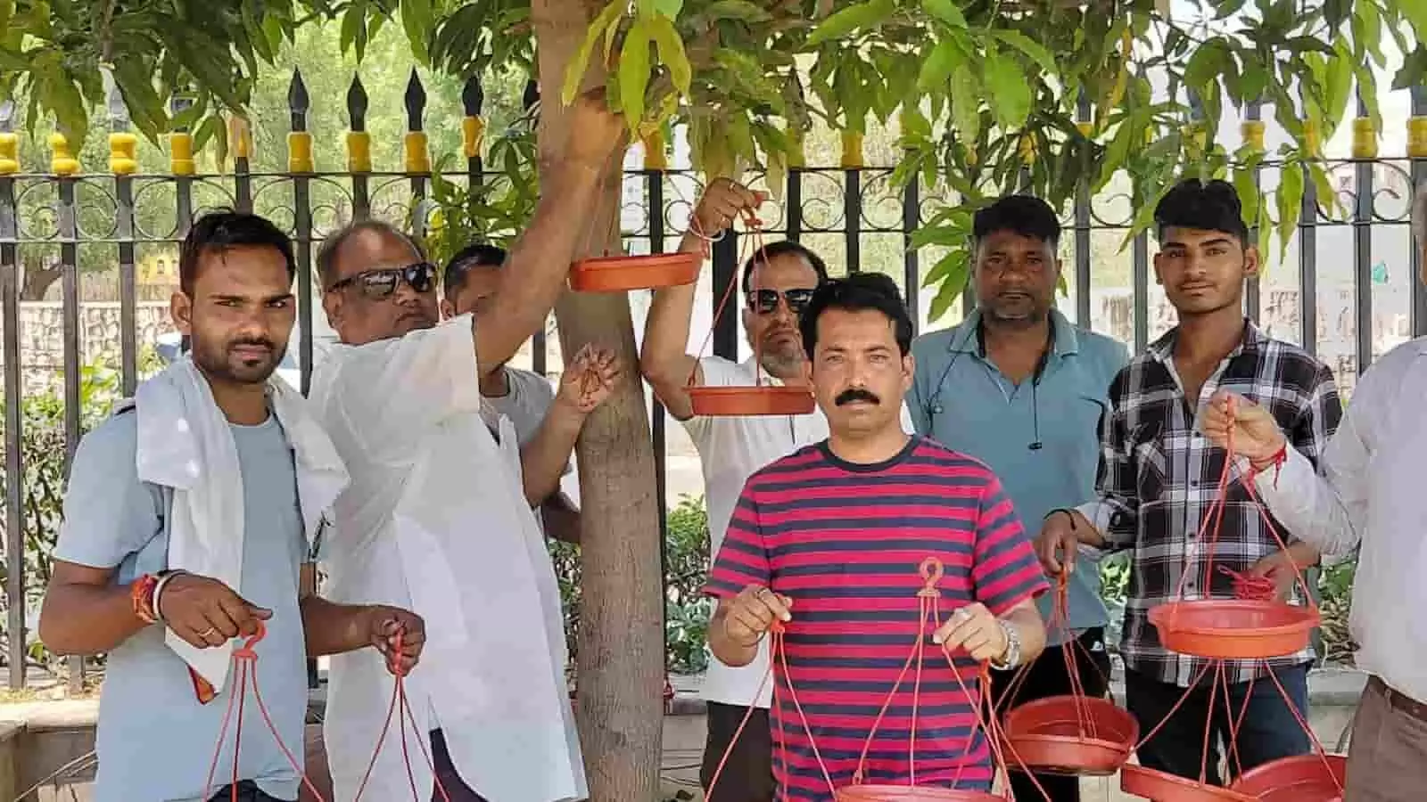 कोटा के गणेश उद्यान में पेड़ पर मिट्टी के परिंडे बांधते हुए भाजपा और हिंदू संगठन के कार्यकर्ता। कोटा के गणेश उद्यान में पेड़ पर मिट्टी के परिंडे बांधते हुए भाजपा और हिंदू संगठन के कार्यकर्ता।