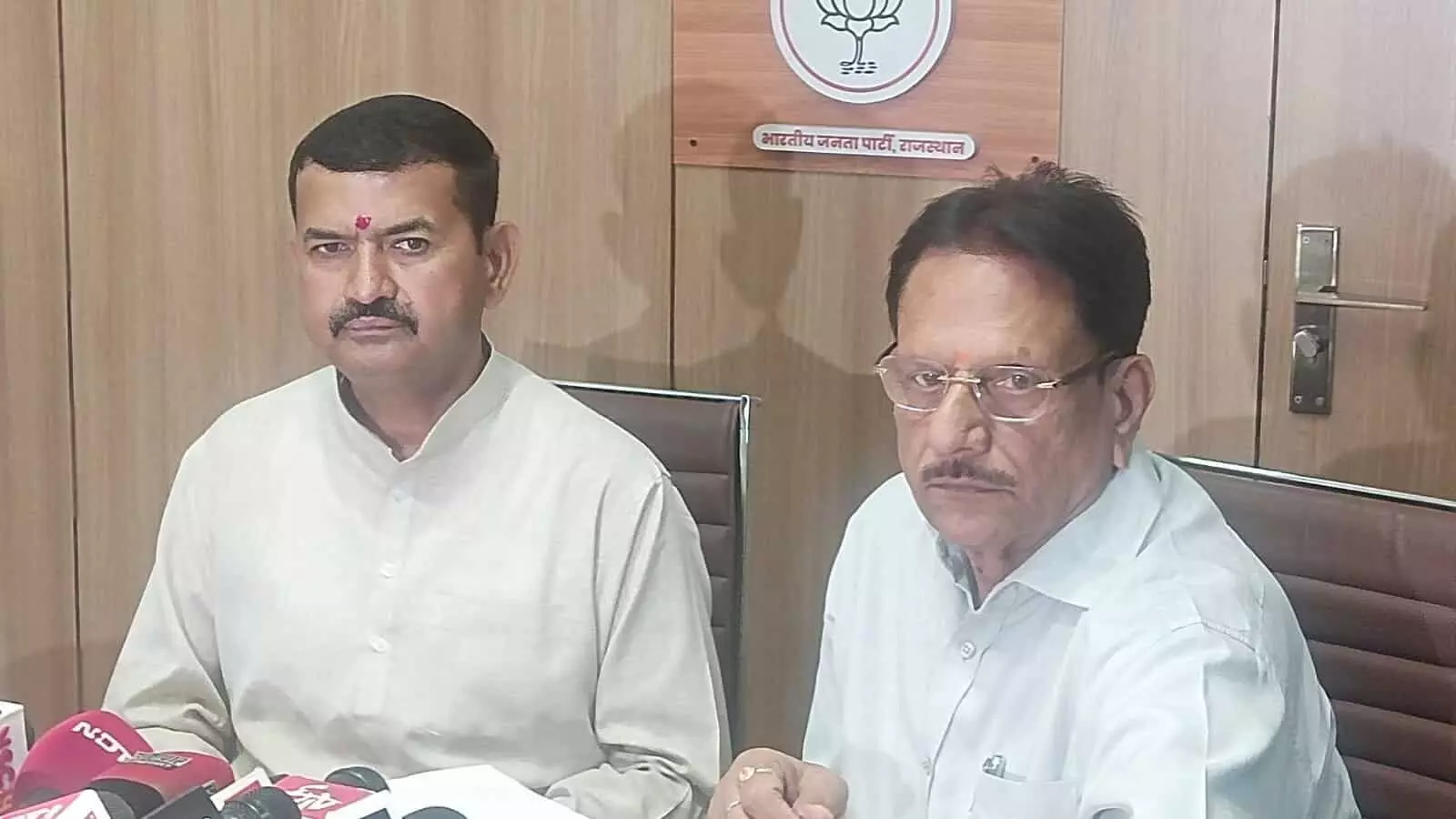 भाजपा कार्यालय जयपुर में प्रेस कॉन्फ्रेंस करते श्रवण सिंह बगड़ी और मदन राठौड़ की मेज पर बैठे हुए तस्वीर। भाजपा कार्यालय जयपुर में प्रेस कॉन्फ्रेंस करते श्रवण सिंह बगड़ी और मदन राठौड़ की मेज पर बैठे हुए तस्वीर।