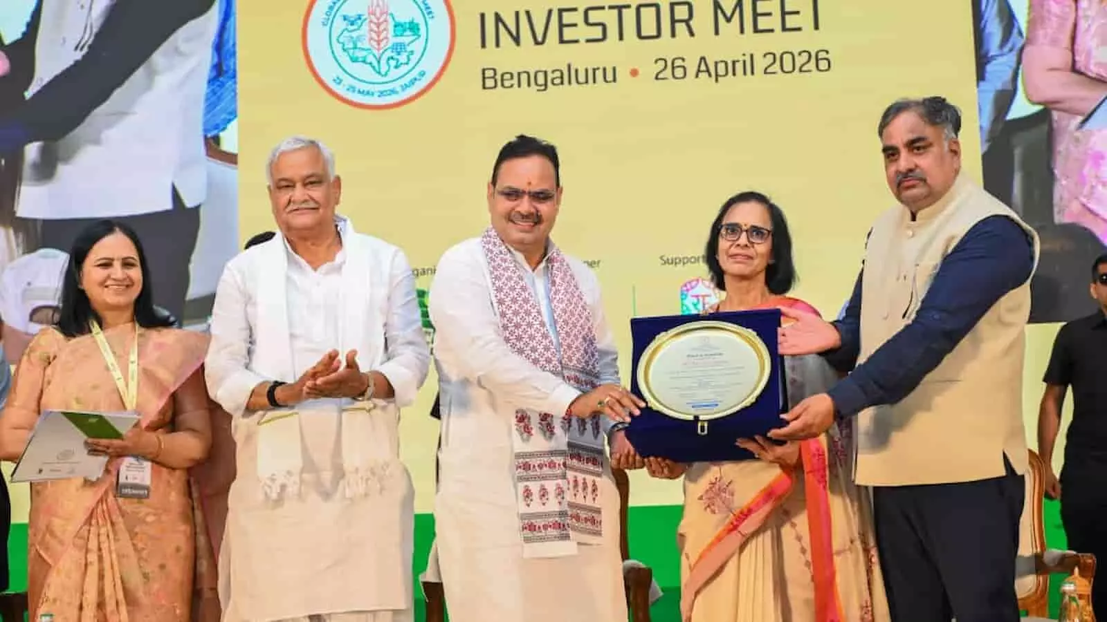 मुख्यमंत्री आवास पर आयोजित कार्यक्रम में मुख्यमंत्री भजनलाल शर्मा ग्राम विकास अधिकारियों को सम्मानित करते हुए।