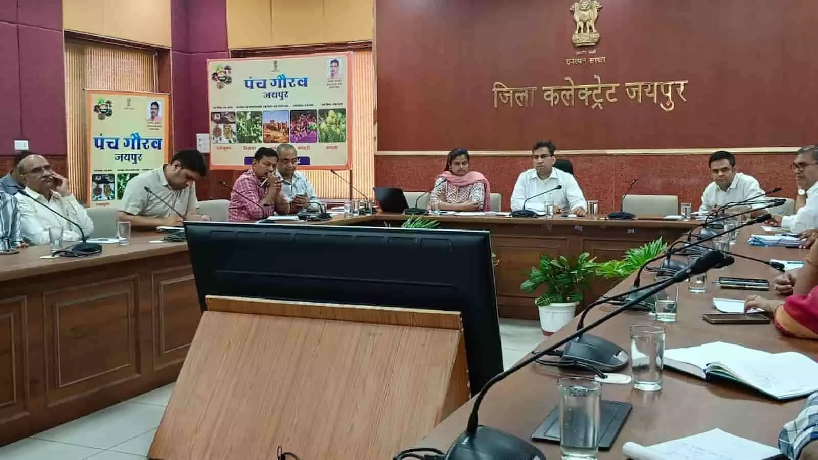 जयपुर कलेक्ट्रेट सभागार में जिला कलेक्टर संदेश नायक अधिकारियों के साथ ग्राम रथ अभियान पर बैठक कर रहे हैं।