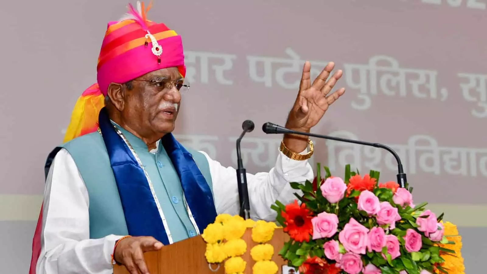 पोडियम पर भाषण देते राज्यपाल हरिभाऊ बागडे सरदार पटेल पुलिस विश्वविद्यालय जोधपुर के दीक्षांत समारोह में।