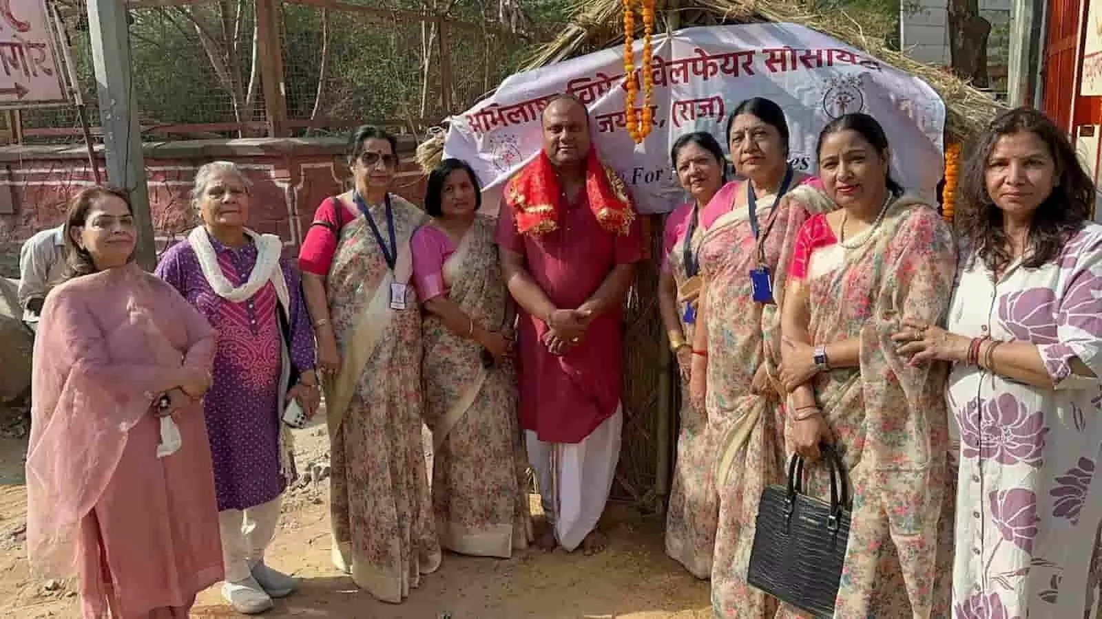 जयपुर में एम आई रोड पर प्याऊ और पक्षी परिंडे वितरित करते अभिलाषा वुमेन वेलफेयर सोसाइटी के सदस्य।