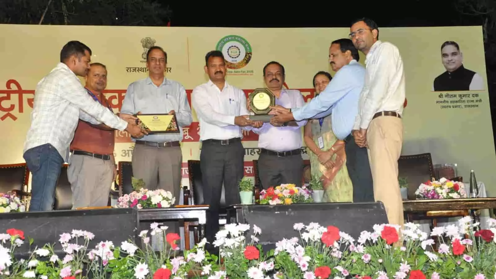 जयपुर के जवाहर कला केन्द्र में आयोजित मसाला मेला समापन समारोह में पुरस्कार वितरण करते अधिकारी।