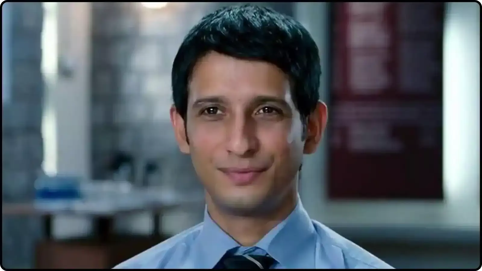 नीली शर्ट और टाई पहने मुस्कुराते हुए अभिनेता शरमन जोशी एक इनडोर सेटअप में। नीली शर्ट और टाई पहने मुस्कुराते हुए अभिनेता शरमन जोशी एक इनडोर सेटअप में।