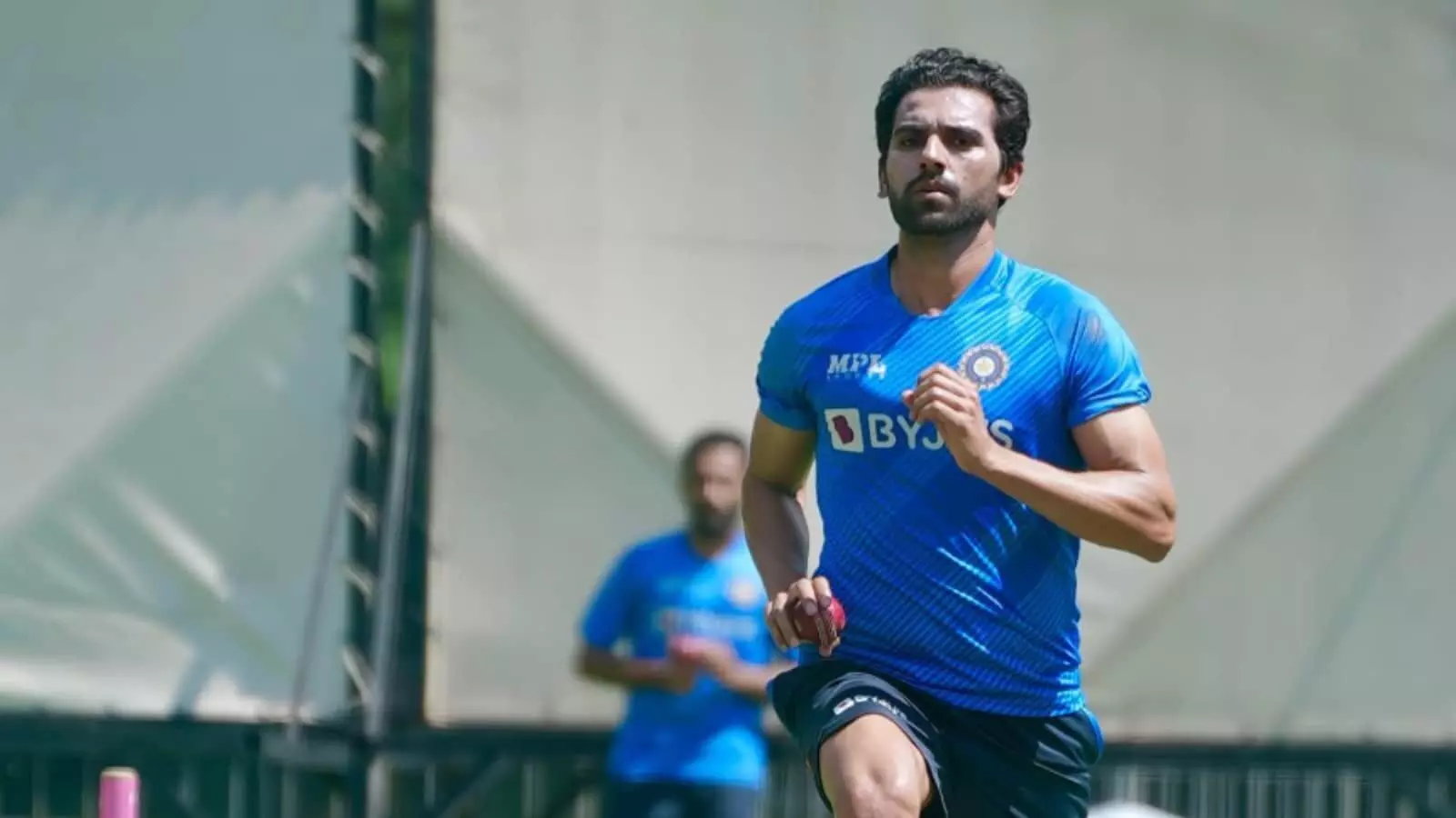 नीली ट्रेनिंग जर्सी में गेंदबाज दीपक चाहर अभ्यास मैदान पर हाथ में गेंद लेकर दौड़ते हुए। नीली ट्रेनिंग जर्सी में गेंदबाज दीपक चाहर अभ्यास मैदान पर हाथ में गेंद लेकर दौड़ते हुए।