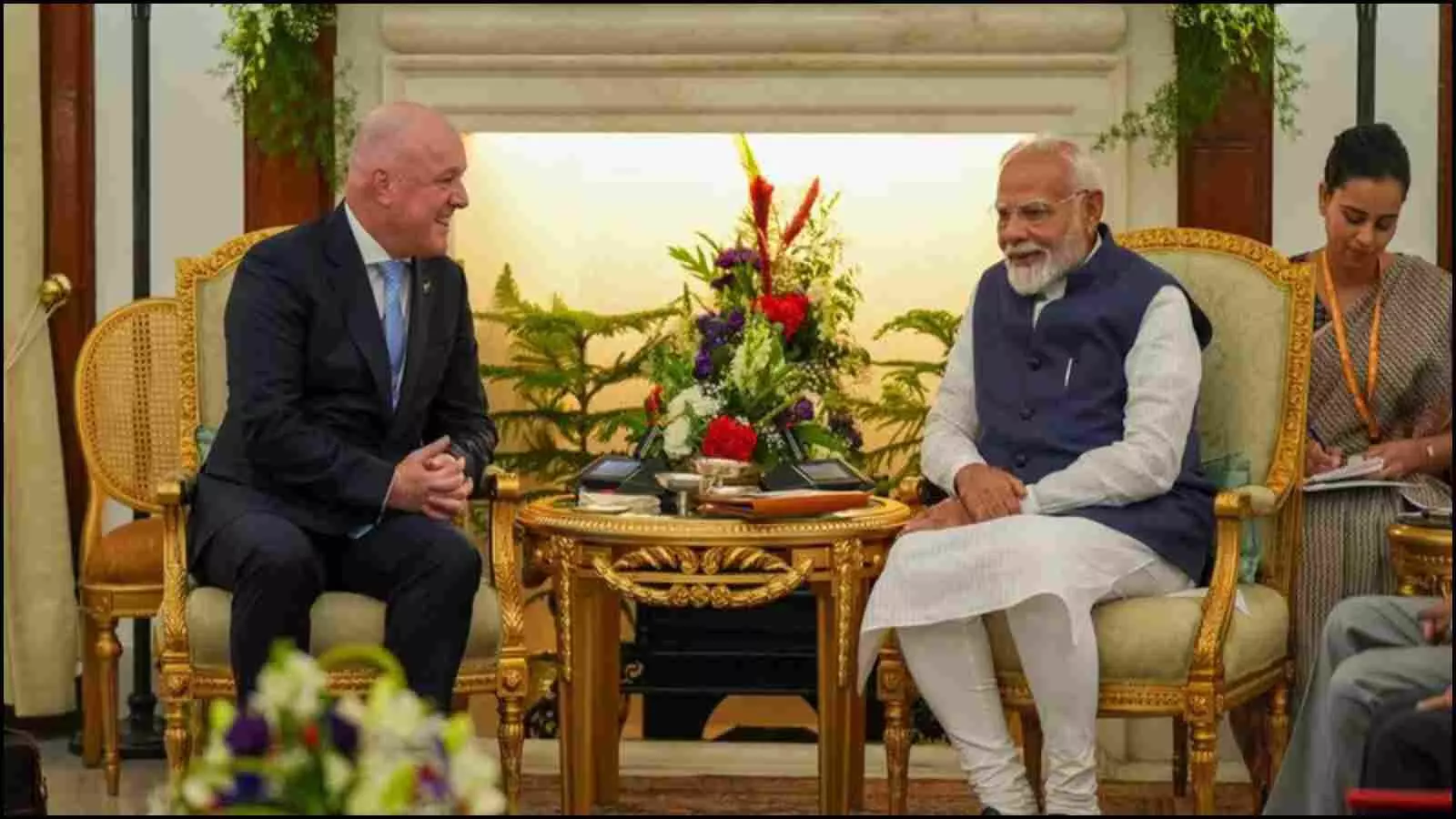 नई दिल्ली में एक मेज के पास कुर्सियों पर बैठकर बातचीत करते हुए प्रधानमंत्री नरेंद्र मोदी और न्यूजीलैंड के प्रधानमंत्री क्रिस्टोफर लक्सन।