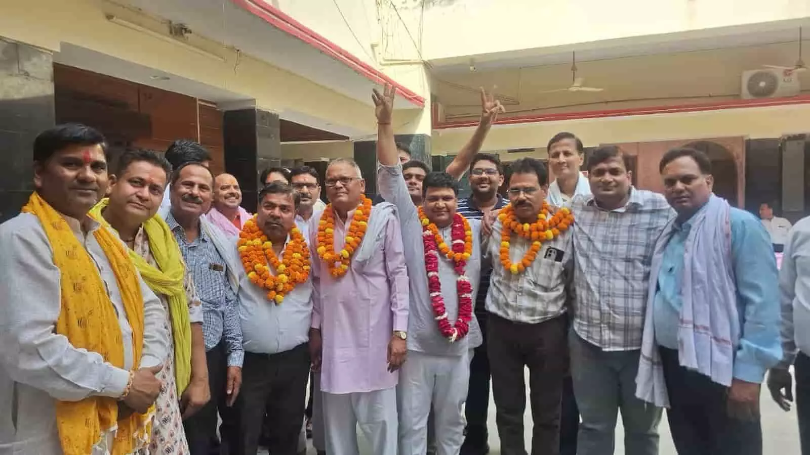 डीग में श्री खण्डेलवाल वैश्य समाज संस्था के नवनिर्वाचित पदाधिकारी और सदस्य जीत के बाद सामूहिक चित्र खिंचवाते हुए। डीग में श्री खण्डेलवाल वैश्य समाज संस्था के नवनिर्वाचित पदाधिकारी और सदस्य जीत के बाद सामूहिक चित्र खिंचवाते हुए।