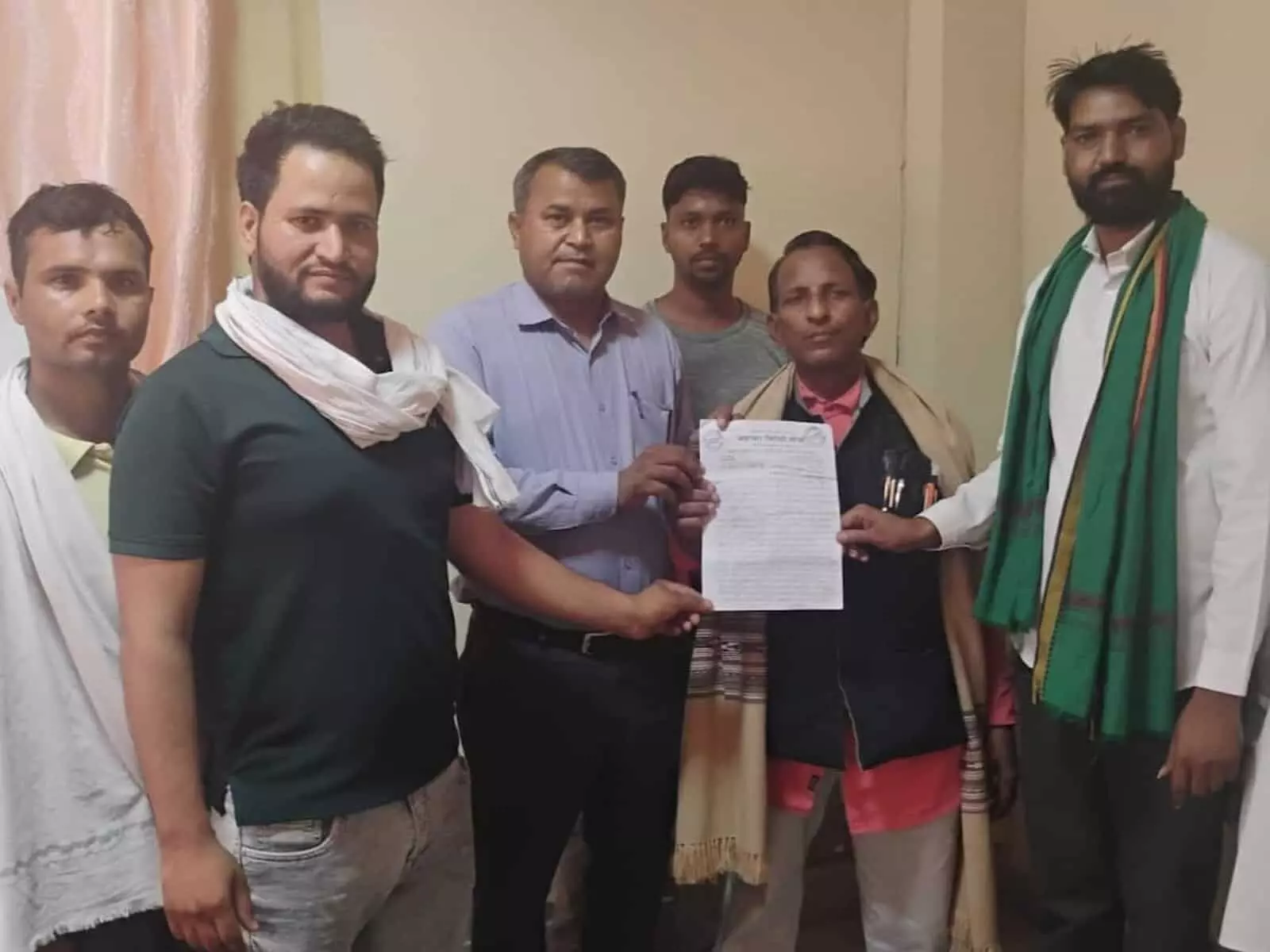 जनूथर में बिजली कटौती के विरोध में ज्ञापन सौंपते ग्रामीण और चंद्रभान गुप्ता। जनूथर में बिजली कटौती के विरोध में ज्ञापन सौंपते ग्रामीण और चंद्रभान गुप्ता।