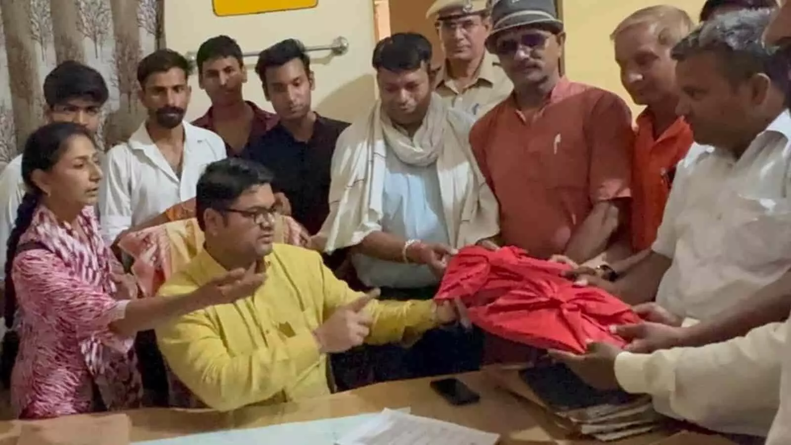 बयाना उपखंड कार्यालय में गौ रक्षकों द्वारा अधिकारियों को ज्ञापन सौंपने का दृश्य। बयाना उपखंड कार्यालय में गौ रक्षकों द्वारा अधिकारियों को ज्ञापन सौंपने का दृश्य।