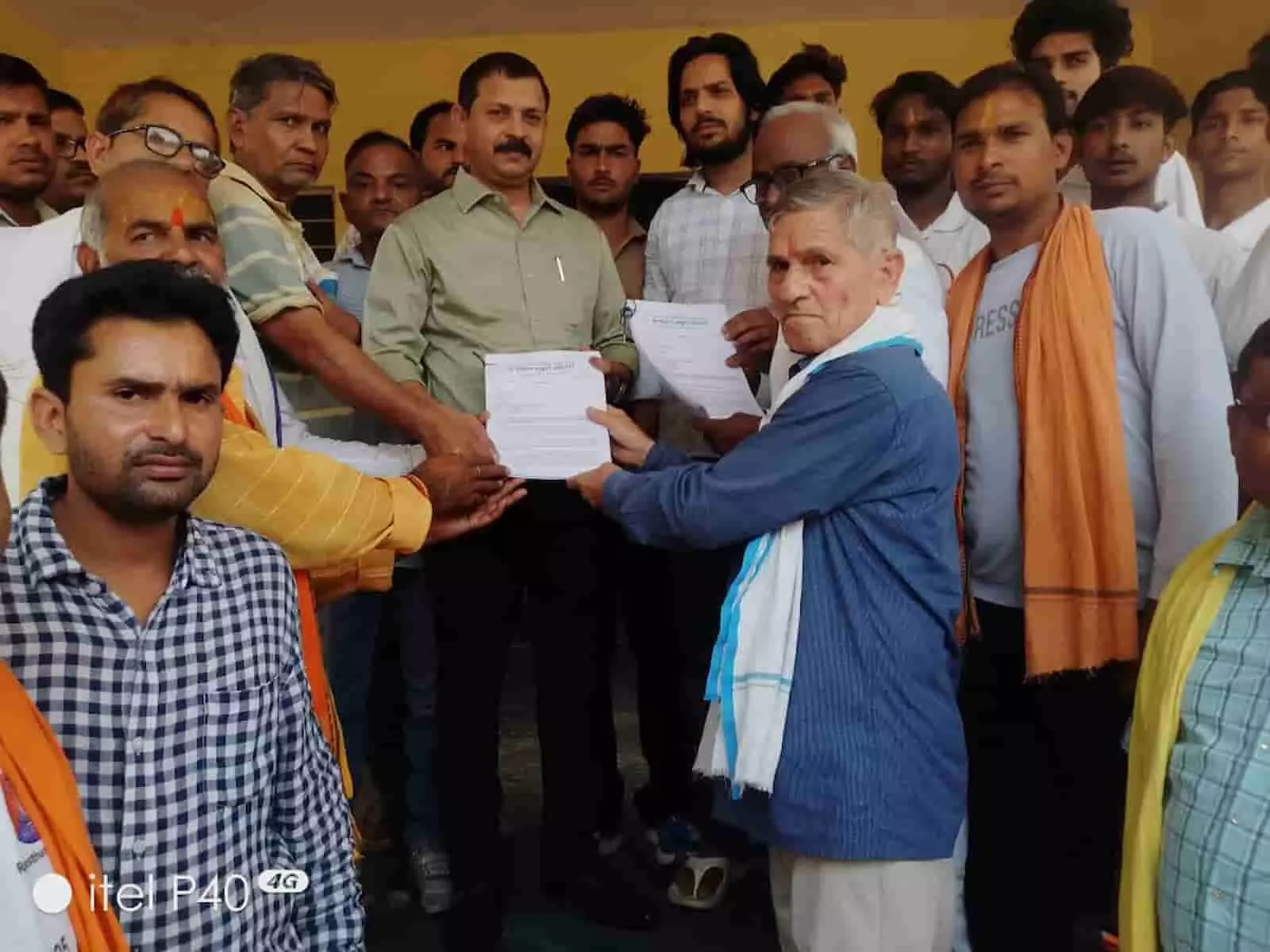 भुसावर उपखण्ड कार्यालय में नागरिक प्रशासनिक अधिकारी को गौ संरक्षण संबंधी मांग पत्र सौंपते हुए। भुसावर उपखण्ड कार्यालय में नागरिक प्रशासनिक अधिकारी को गौ संरक्षण संबंधी मांग पत्र सौंपते हुए।