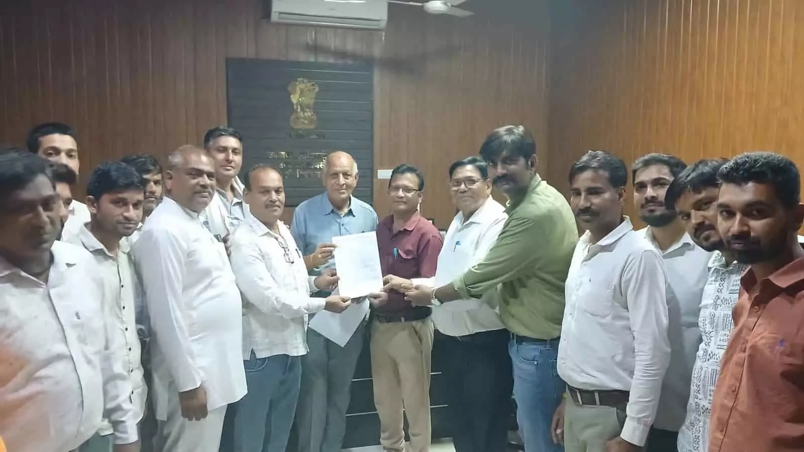 मावली एसडीएम कार्यालय में कृषि आदान व्यापारी प्रधानमंत्री के नाम ज्ञापन सौंपते हुए। मावली एसडीएम कार्यालय में कृषि आदान व्यापारी प्रधानमंत्री के नाम ज्ञापन सौंपते हुए।