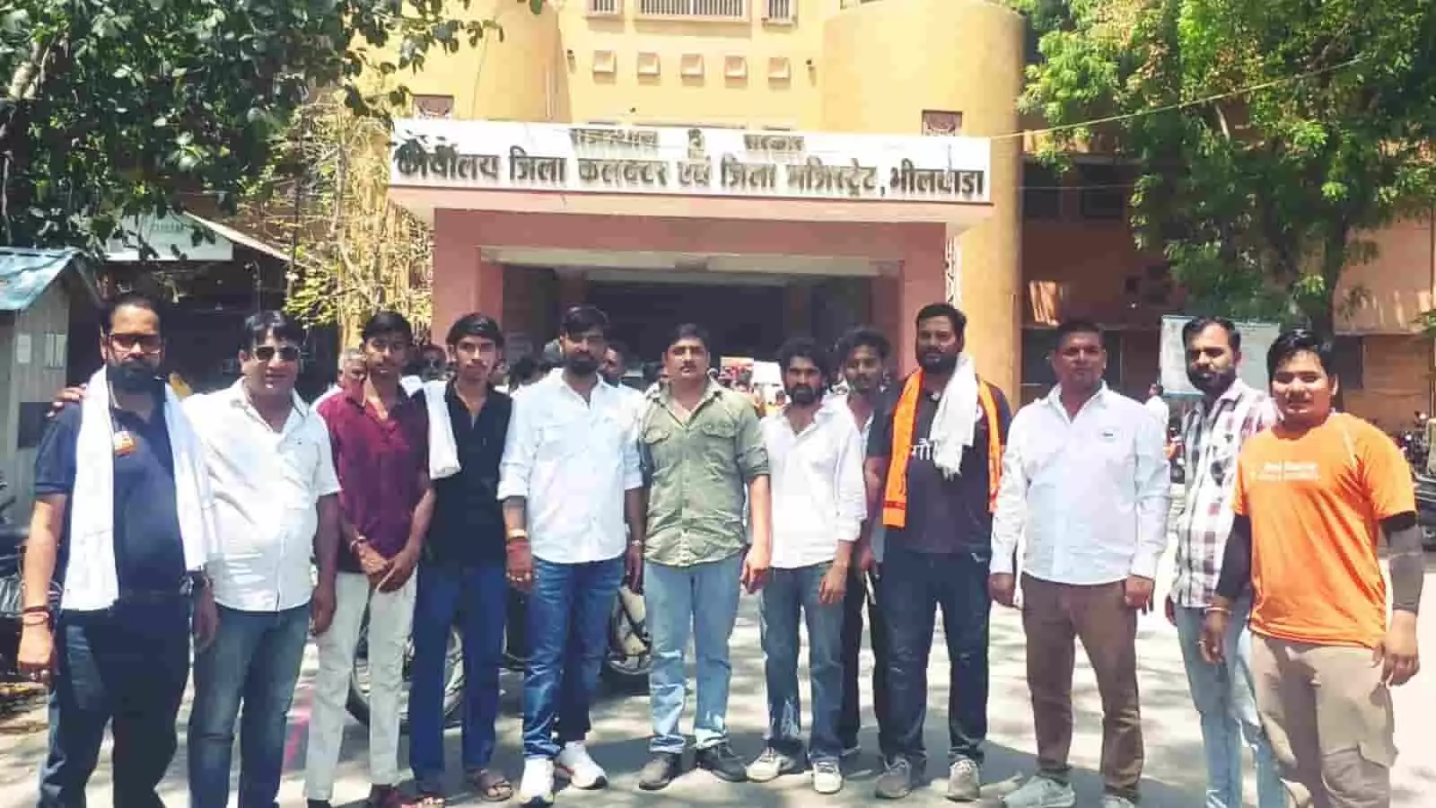 भीलवाड़ा कलेक्ट्रेट के बाहर खड़े गौ सेवा संघ के कार्यकर्ता ज्ञापन देने के दौरान। भीलवाड़ा कलेक्ट्रेट के बाहर खड़े गौ सेवा संघ के कार्यकर्ता ज्ञापन देने के दौरान।