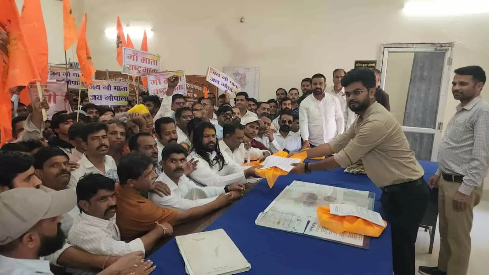 झाड़ोल में गो सम्मान अभियान के दौरान एसडीएम को ज्ञापन देते संत गुलाब दास और ग्रामीण। झाड़ोल में गो सम्मान अभियान के दौरान एसडीएम को ज्ञापन देते संत गुलाब दास और ग्रामीण।