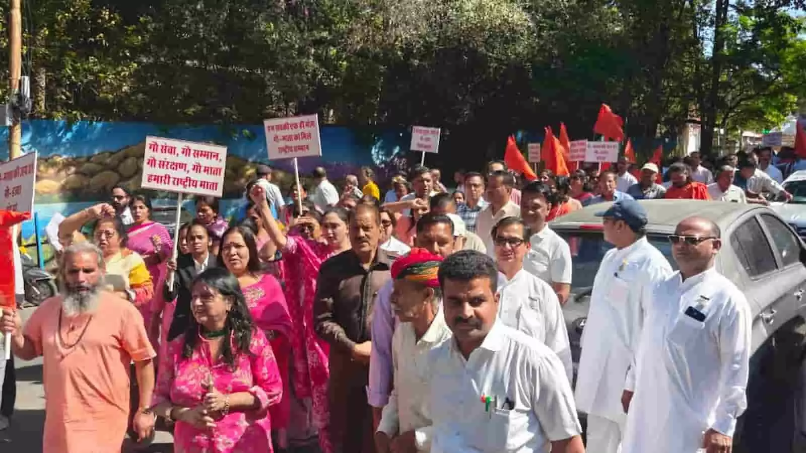 माउंट आबू की सड़कों पर गौ हत्या निषेध कानून की मांग करते प्रदर्शनकारी और सामाजिक कार्यकर्ता। माउंट आबू की सड़कों पर गौ हत्या निषेध कानून की मांग करते प्रदर्शनकारी और सामाजिक कार्यकर्ता।