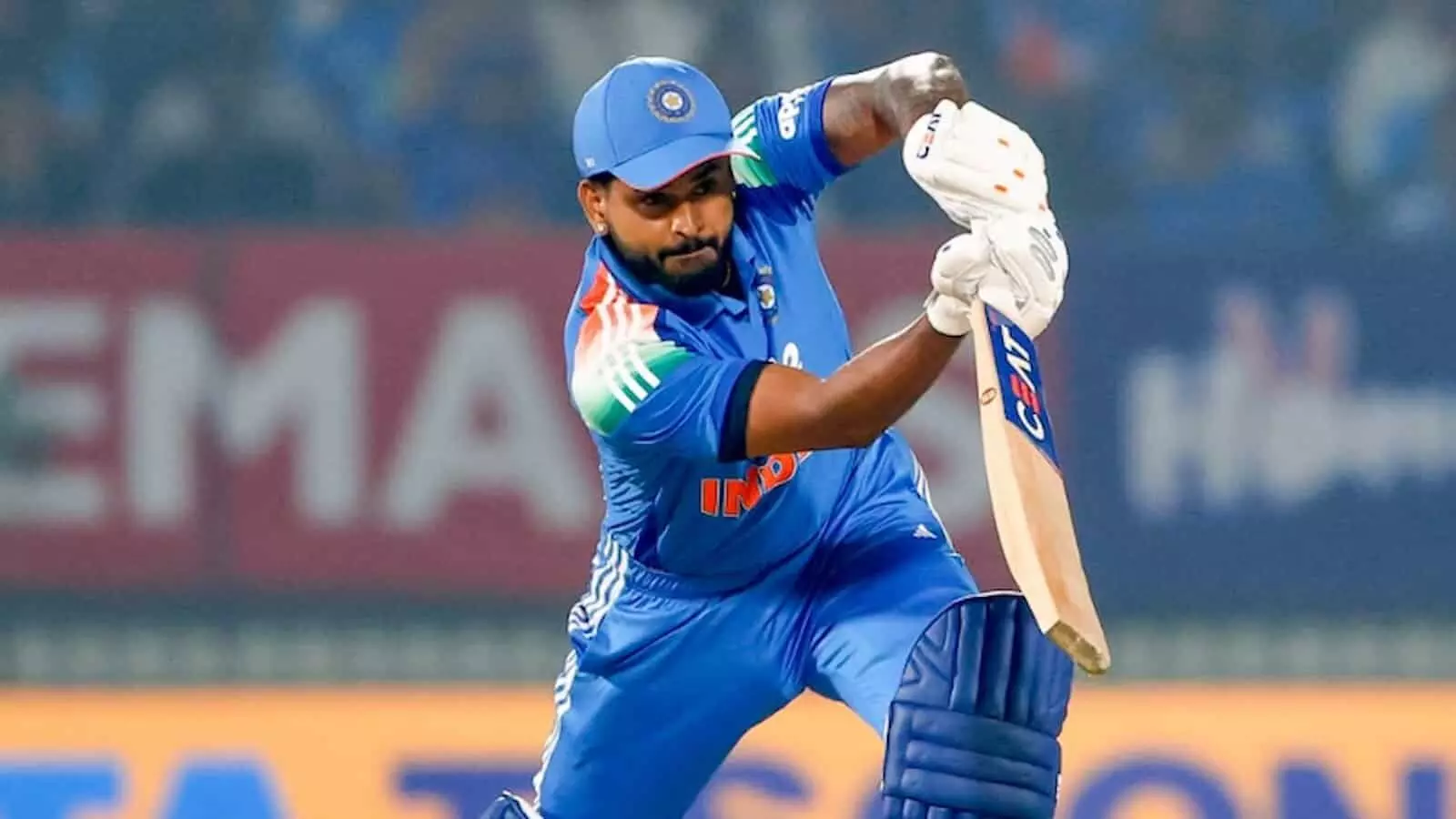 नीली जर्सी और हेलमेट पहने श्रेयस अय्यर क्रिकेट के मैदान पर बल्लेबाजी करते हुए। नीली जर्सी और हेलमेट पहने श्रेयस अय्यर क्रिकेट के मैदान पर बल्लेबाजी करते हुए।