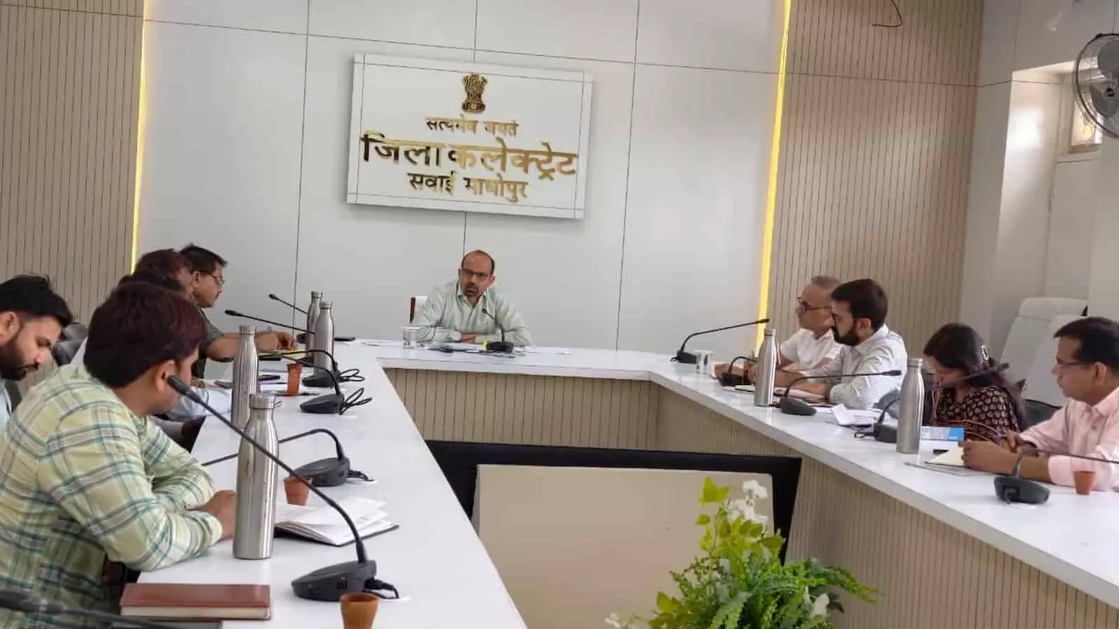 सवाई माधोपुर कलेक्ट्रेट सभागार में अधिकारियों के साथ बैठक करते जिला कलक्टर काना राम। सवाई माधोपुर कलेक्ट्रेट सभागार में अधिकारियों के साथ बैठक करते जिला कलक्टर काना राम।