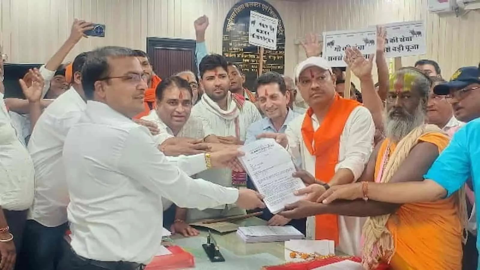 गंगापुर सिटी में एडीएम कार्यालय के भीतर गौ सेवक और संत ज्ञापन देते हुए। गंगापुर सिटी में एडीएम कार्यालय के भीतर गौ सेवक और संत ज्ञापन देते हुए।