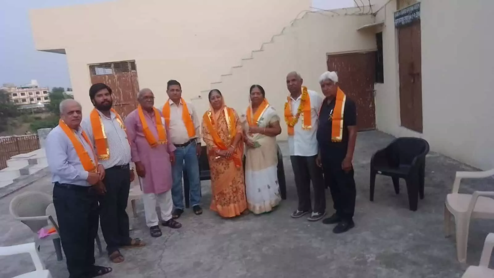 आमेट में शाकद्वीपीय मग ब्राह्मण समाज के नवनियुक्त पदाधिकारी शपथ ग्रहण समारोह के दौरान समूह में खड़े हैं। आमेट में शाकद्वीपीय मग ब्राह्मण समाज के नवनियुक्त पदाधिकारी शपथ ग्रहण समारोह के दौरान समूह में खड़े हैं।